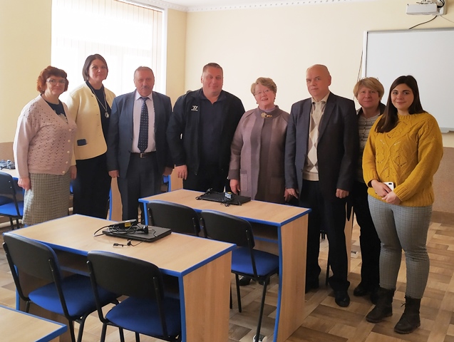 Дирекція школи і науковці ТНПУ - фото на згадку